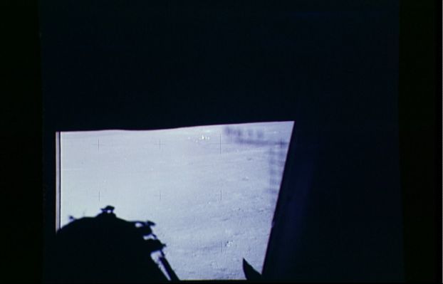 AS 14-66-9317 - Moon Panorama
Ancora un panorama sovraesposto dell'orizzonte Lunare.
Questa fotografia, in sè, non direbbe nulla di particolarmente rilevante se non fosse per la (curiosa, secondo noi) sfuocatura dell'orizzonte. La Luna non ha nè atmosfera, nè aria e, dunque, la anche la visione "in campo lungo" (a differenza di quanto accade sulla Terra o su Marte) dovrebbe essere sempre estremamente nitida. Invece non è così (e guardate bene anche, per esempio, l'ultimo frame in b/n della collezione Apollo 14 per renderVi conto).
Parole chiave: Postcards from the Moon