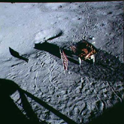 AS 14-66-9324 - A basket full of gold?!? (compressed version-full frame)
...fatta di rame o d'oro e che presenta delle deformazioni evidenti e molto profonde (deformazioni che, nel frame compresso, non solo non eravamo riusciti a risolvere, ma ci avevano anche ingannato - completamente... - dandoci l'impressione di essere degli oggetti veri e propri, poggiati su una sorta di "vassoio dorato") oppure 
2) una lastra di un materiale molto simile al cristallo il quale sembra capace - evidentemente - di riflettere quasi come uno specchio (ed in questo secondo caso il colore "rossastro ed aureo" della lastra non sarebbe null'altro che il risultato di un riflesso: il riflesso del rivestimento color oro di una parte del LM il quale, peraltro - e come si può vedere dalle ombre - si trova vicinissimo al carrello).
Siamo sinceri: l'ipotesi 2 è quella che ci piace di più.
Parole chiave: Controversial