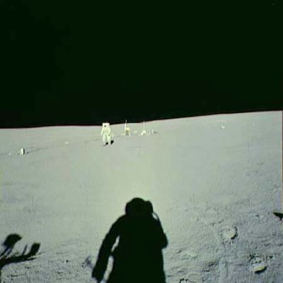 AS 14-67-9389 - Squarevisor!
Un'immagine divertente e frutto, supponiamo, di un difetto di sviluppo. Guardate attentamente l'astronauta fotografato e, in particolare, osservate il suo casco. Non servirà ingrandire l'immagine per accorgersi che è "quadrato". 
Diciamo che si tratta di un'istantanea abbastanza curiosa. Non siamo in possesso, purtroppo, del frame originale e quindi non possiamo addentrarci in alcun tipo di speculazione.
Parole chiave: Controversial