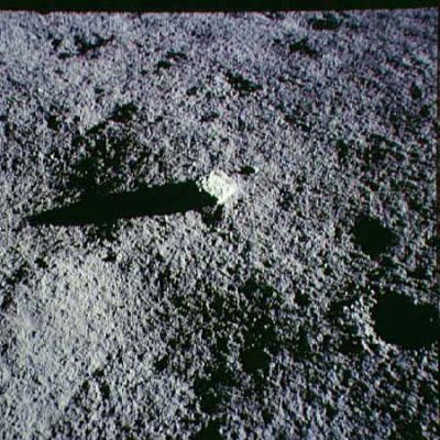 AS 14-67-9392 - The "Lunar Dice" (1)
Questo sassolino Lunare, a differenza delle rocce che siamo abituati a vedere, è davvero strano. Secondo noi è un dado. Un dado di pietra modellato in tal guisa dalla Natura, ovviamente, ma la sua forma è così "perfetta" che non lascia indifferenti.
Non ha lasciato indifferente neanche l'astronauta Mitchell (crediamo fosse lui) che ha scattato due fotografie di questo "dado". 
Non sappiamo se il "dado" sia poi stato portato sulla Terra assieme agli altri campioni di roccia per ulteriori analisi e,...
Parole chiave: Controversial