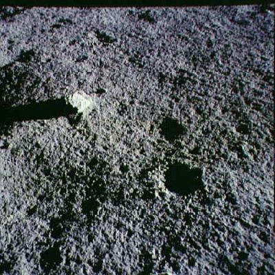 AS 14-67-9393 - The "Lunar Dice" (2)
...a fronte di una nostra cortese e specifica richiesta a riguardo, la NASA, purtroppo, non ha risposto.
Peccato, perchè questo "sasso" meritava davvero qualche commento in più. Adesso, forse (se mai è stato portato sulla Terra) dovrebbe trovarsi (assieme a qualche altro quintale di roccia Lunare) nel caveau di qualche banca - si dice - in Svizzera. Questa informazione, abbastanza ripetitiva nell'ambiente dei Ricercatori Lunari, è del tutto inverificabile e potrebbe essere una "leggenda". Certo è, però, che la domanda non è poi tanto peregrina: ma gli svariati quintali di roccia Lunare (e di altri campioni di minerali assortiti tra i quali vi sarebbero anche, si dice, degli straordinari "cristalli" Lunari) portati sulla Terra - fatti salvi alcuni sassolini e alcuni campioni di "Moon dust" regalati a qualche Museo - dove sono???
Parole chiave: Controversial