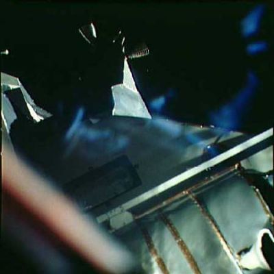 AS 14-74-10213 - Undocking and blue reflections (2)
...Modulo Lunare. 
Già da questa seconda immagine è possibile cogliere il riverbero azzurro mentre sembra dilatarsi. Certo, si tratta di un riflesso, ma la domanda che ci poniamo è: di che cosa?
Parole chiave: Controversial