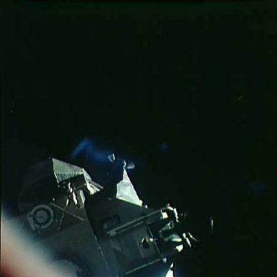 AS 14-74-10214 - Undocking and blue reflections (3)
Il Modulo Lunare adesso è "libero". Il riflesso azzurro è ancora visibile. La sua stranezza, a ben guardare, attiene il punto in cui esso viene a collocarsi. Noi sappiamo che, per ottenere un riflesso luminoso, occorre (come minimo) una sorgente luminosa che lo causi. Vedremo delle immagini in cui il Sole "gioca" con i suoi raggi e produce riflessi negli spessi vetri dei finestrini della Navicella e del LM. Ma qui, sebbene ci si sforzi, non riusciamo ad individuare la "fonte" del riflesso blu.
Parole chiave: Controversial