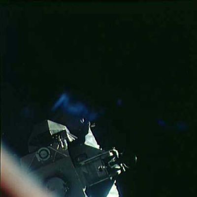 AS 14-74-10215 - Undocking and blue reflections (4)
Il Modulo Lunare si sta allontanando dalla Navicella. Il riflesso azzurro cambia posizione rispetto al frame che precede e sembra dilatarsi. Abbiamo fatto qualche indagine relativamente alla possibile esistenza di "luci di posizione" (come quelle dei velivoli convenzionali, ma di colore azzurro) appartenenti alla Navicella madre e/o al Modulo Lunare. 
Se ci fossero state - magari anche di un colore diverso dal blu - avremmo potuto già avanzare qualche ipotesi, ma la risposta è stata negativa:...
Parole chiave: Controversial