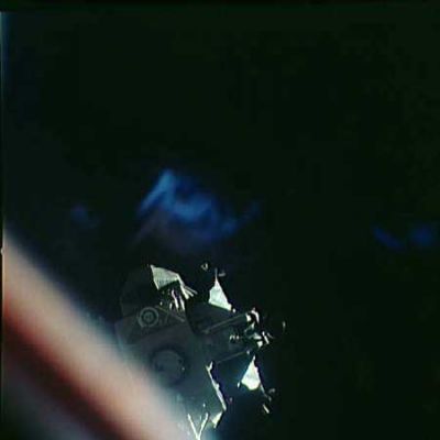 AS 14-74-10216 - Undocking and blue reflections (5)
...nessuna delle due navi spaziali era dotata di luci di posizione. Nè azzurre, nè di altro colore. E comunque, qualora le avessero avute, non vennero usate durante le operazioni di sganciamento del LM (undocking).
In questo frame il riflesso azzurro sembra "accendersi" ulteriormente (cioè diventa più intenso). 
Ora, questo tipo di effetto ottico, a quanto ne sappiamo, può verificarsi solo quando la sorgente luminosa che è causa del riflesso, si avvicina al corpo riflettente...
Parole chiave: Controversial