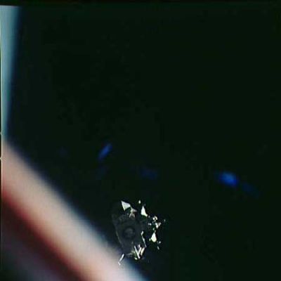 AS 14-74-10217 - Undocking and blue reflections (6)
...il quale, in questo caso, è la Navicella madre. 
Questa semplice e sola considerazione, laddove corretta, sarebbe già sufficiente ad escludere il Sole quale causa del riflesso.
Ma la situazione, da questo frame, diventa ancora più curiosa, poichè il riflesso "grande" si "frammenta" in due riflessi più piccoli, che sembrano iniziare a formare una figura.
Parole chiave: Controversial