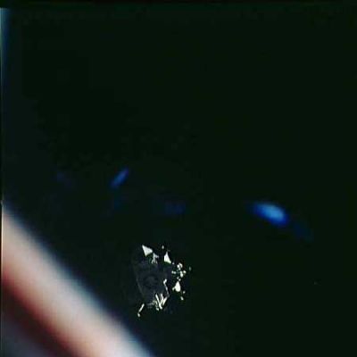 AS 14-74-10218 - Undocking and blue reflections (7)
Il LM si allontana ed i riflessi "minori" di cui parlavamo per il frame precedente diventano più brillanti. Questo dato, relativo all'aumento di luminosità (ed a prescindersi dalla possibile sorgente luminosa originale), ci sembra non solo inconfutabile, ma anche (viste le considerazione già svolte in precedenza) alquanto inspiegabile.
Parole chiave: Controversial