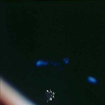 AS 14-74-10219 - Undocking and blue reflections (8)
Adesso possiamo vedere chiaramente che i riflessi "frammentati" stanno disegnando una figura, ben visibile nel nero dello spazio, in posizione apparentemente più elevata rispetto al LM che si allontana. Questa specifica immagine ci ha indotto (e tutt'ora induce alcuni di noi) a pensare che il riflesso sia stato causato da un'altra "nave spaziale", molto vicina ad Apollo 14, di forma triangolare e dotata di luci di posizione che correvano lungo il suo intero profilo (o larga parte di esso).
Parole chiave: Controversial