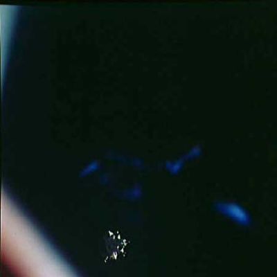 AS 14-74-10220 - Undocking and blue reflections (9)
Il LM è sempre più lontano e il riflesso azzurro pare ora riframmentarsi. 
L'impressione che esso stesse disegnando la sagoma di qualcosa, svanisce, ma il punto di partenza rimane: qual'è la sua fonte?
Parole chiave: Controversial