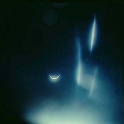 AS 14-76-10347 - Up-Sun (1)
Ed ora una piccola serie di immagini relative a degli scatti in "contro-Sole" (up-Sun) effettuati dall'interno della Navicella madre. Le fotografie, in loro stesse, non ci dicono nulla di particolare relativamente alla Missione, ma sono comunque molto importanti per noi (e per Voi!) per capire quale sia l'effetto, in termini di riflessi - e di colore dei riflessi -, che i raggi del Sole fanno nei finestrini dell'astronave. Una vaga nota d'azzurro c'è, sicuramente. Ma fra questi riflessi e quelli che...
Parole chiave: Postcards from Space