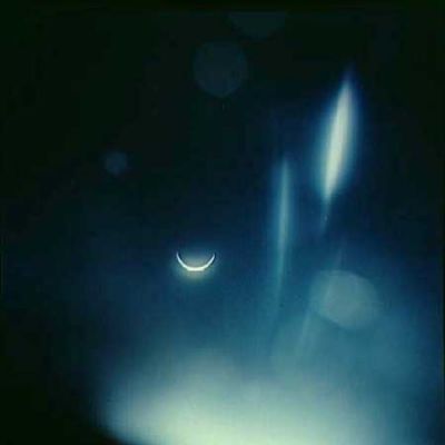 AS 14-76-10348 - Up-Sun (2)
...abbiamo visto prima e che abbiamo cercato di analizzare, corre una differenza enorme.
Almeno a nostro parere.
La conclusione? Semplice: i riflessi azzurri che abbiamo visto durante le operazioni di sganciamento del Modulo Lunare (che si chiamava "Antares") dalla Navicella madre (chiamata "Kitty Hawk") NON erano causati dal Sole.
Per il resto...Sono solo ipotesi e quindi, come sempre, ognuno può dire e pensare quello che vuole!
Parole chiave: Postcards from Space