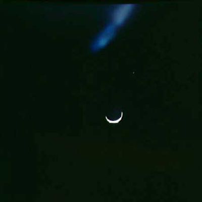 AS 14-76-10350 - Earth and Blue Reflections (1)
Osservando questo frame si può essere portati a credere (trattandosi di fotogramma sequenziale a quello mostrato in precedenza) che questo riflesso blu (che assomiglia molto a quelli che abbiamo visto durante le operazioni di sganciamento) sia ancora causato dal Sole. Secondo noi, dopo aver preso visione dei documenti disponibili relativi alle immagini, ai momenti in cui sono state riprese ed al contenuto delle medesime, la risposta è no: questo riflesso azzurro non è causato dal Sole. Ma la nostra,...
Parole chiave: Postcards from Space