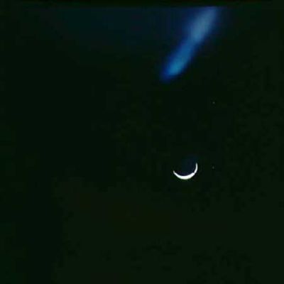 AS 14-76-10351 - Earth and Blue Reflections (2)
...e ci teniamo a sottolinearlo, è una semplice "sensazione".
Certo, con le "sensazioni" non si fa Scienza e noi lo sappiamo. 
Ma anche noi, come tutti, abbiamo una testa, delle esperienze e delle idee. 
Secondo noi questo "raggio azzurro" che illumina la notte, non è un riflesso del Sole. Di che cosa sia il riflesso, però, non lo sappiamo e non ci sentiamo di azzardare ipotesi peregrine. 
Parole chiave: Postcards from Space