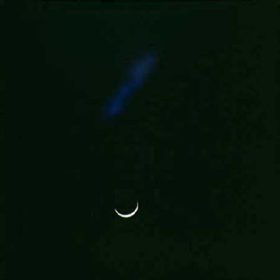 AS 14-76-10353 - Earth and Blue Reflections (4)
Ad ogni modo, noi riteniamo che questa sequenza di frames sia abbastanza "illuminante" circa il motivo per il quale NON pensiamo che fosse il Sole la causa del "raggio blu". 
Osservatela bene - specie il frame AS 14-76-10355 in rapporto ai frames AS 14-76-10347/8 e 9 - e poi fateci sapere cosa ne pensate. Le immagini sono il risultato di scatti consecutivi, effettuati a breve distanza di tempo l'uno dall'altro. Adesso avete tutti gli elementi per operare delle valutazioni...
Parole chiave: Postcards from Space