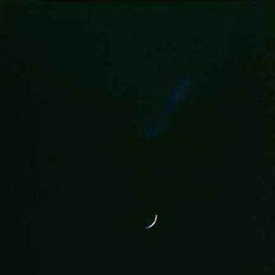 AS 14-76-10354 - Earth in the darkness (1)
Un'altro elemento di riflessione (mentre il "raggio blu" appare quasi del tutto svanito): la "falce di Terra" sembra parzialmente oscurata. Basta confrontare il frame che precede con questo per notarlo subito.
Ma se la Terra è davvero in parte oscurata, è oscurata da cosa?
O forse questo è l'ennesimo difetto della pellicola o dello sviluppo?
O magari il finestrino della Navicella Kitty Hawk era sporco...
Parole chiave: Postcards from Space