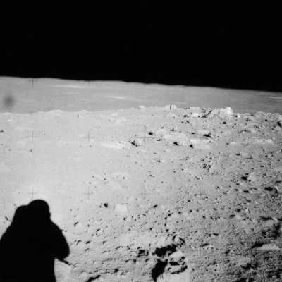 AS 14-64-9099 - A blurry horizon on the Moon (b/n)
Un'ultimo frame che ci servirà da spunto per riprendere una tema già accennato con le prime immagini: sulla Luna, si sa, non c'è aria. Non c'è atmosfera. Non c'è nulla. E allora come mai il campo lungo di questa immagine (come di tante altre simili...) appare sfuocato allo stesso modo in cui appaiono sfuocati i campi lunghi dei panorami fotografati sulla Terra (dove l'aria - e non solo - fa da "spessore" e ne fa tanto...)? Escludendo l'ipotesi del "falso" (a noi questa immagine non sembra nè ristoccata, nè falsa...), l'unica causa di questa anomala sfuocatura potrebbe risiedere nel tipo di messa a fuoco adottato dall'Astronauta che scattò la fotografia (e cioè sulla distanza breve).
Può essere? Secondo noi è plausibile, anche se - a volte - qualche dubbio ci rimane...
Parole chiave: Controversial