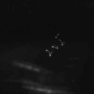 AS 15-83-11218 - Unexplainable (1)
Se agitate un fiammifero acceso davanti ad una macchina fotografica e scattate con un tempo di esposizione di 4 o 5 secondi, otterrete lo stesso effetto che si vede in questa istantanea scattata sulla Navicella Endeavour - Missione Apollo 15. Sappiamo che l'immagine in questo frame è stata ripresa fotografando da un finestrino della Navicella, verso qualcosa di luminoso che si trovava all'esterno della stessa. Il titolo che abbiamo dato a questo fotogramma (Unexplainable) dice tutto.
Parole chiave: Controversial