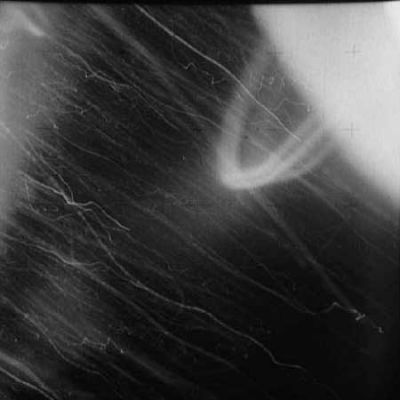 AS 15-83-11234 - Unexplainable (2)
Un altro scatto completamente indecifrabile, sempre effettuato da uno dei finestrini della Navicella Endeavour. Qui possiamo intuire la Luna, completamente sfuocata, nell'angolo in alto a Dx dell'immagine. Ma la Luna, come sanno tutti, non ha gli anelli come Saturno... Che cosa sono, dunque, quelle strisce luminose - simili ad anelli - che sembrano circondare la nostra Luna? E tutte quelle "righe", simili a capelli o ad una pioggia di scintille, cosa saranno mai? Anche questo frame è..."Unexplainable".
Parole chiave: Controversial