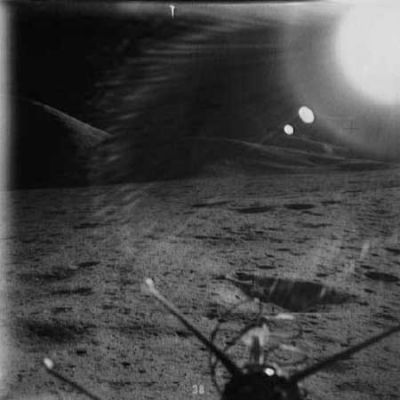 AS 15-85-11366 - The Hadley-Apennine, in the distance (3) - up-Sun
Questa serie di immagini in contro-sole servono a farci comprendere come l'uso della pellicola in b/n non sia stato casuale: nella scala dei grigi, infatti, i contrasti ed i dettagli - davvero innumerevoli - che caratterizzano il suolo Lunare emergono con incredibile luminosità e chiarezza. Il colore ha il suo fascino e consente di avere una visione dei paesaggi davvero prossima alla realtà effettiva, e questo è innegabile. Ma il b/n, almeno per quanto attiene queste fotografie, ci sembra una scelta saggia.
Parole chiave: Moon Panorama