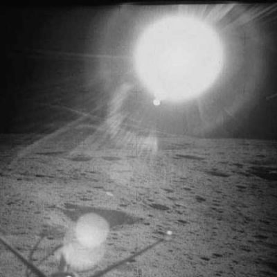 AS 15-85-11367 - The Hadley-Apennine, in the distance (4) - up-Sun
Il Sole non è molto alto sull'orizzonte Lunare e questo effetto di luce radente, come si può vedere chiaramente e come avevamo segnalato già a proposito delle altre Missioni precedenti, serviva agli astronauti ad avere una visione ottimale delle caratteristiche superficiali dell'area di allunaggio. Non a caso, infatti, tutti gli allunaggi effettuati durante le Missioni Apollo, sono sempre avvenuti con il Sole basso all'orizzonte. Anche le fotografie scattate in questi momenti della giornata, presentano...
Parole chiave: Moon Panorama