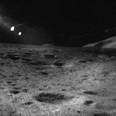 AS 15-85-11369 - The Hadley-Apennine, in the distance (6)
Il panorama continua e ci è possibile notare, grazie a queste riprese, come la strada per le montagne Lunari sia insidiosa: sono infatti ben visibili una moltitudine di crateri di varia larghezza e profondità, dislivelli improvvisi e dossi. Un'area decisamente accidentata ma, forse anche per questo motivo, ancora più suggestiva. Gli astronauti sarebbero rimasti sulla Luna, a compiere esperimenti, attività extraveicolari ed a scattare fotografie per quasi 67 ore. Sicuramente un programma altamente...
Parole chiave: Moon Panorama