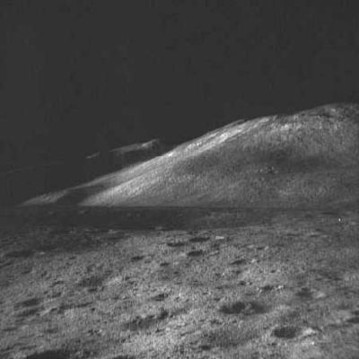 AS 15-85-11371 - The Hadley-Apennine, in the distance (8)
Una bella immagine di una delle colline che circondavano l'area di allunaggio. Le montagne Lunari che vediamo in queste foto (e che vedremo anche durante le successive Missioni) non danno un'idea di "insormontabilità". Sembrano anzi essere piuttosto benevole verso coloro che volessero tentare la scalata: noi vediamo, infatti, dolci pendii ed ascese estremamente morbide. Gli astronauti che avrebbero provato a salire, invece, ci hanno raccontato di un'estrema difficoltà e fatica, anche per ascendere pochi...
Parole chiave: Moon Panorama