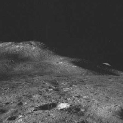AS 15-85-11374 - The Hadley-Apennine, in the distance (11)
In realtà non solo le montagne della Luna, ma anche altri rilievi Lunari "anomali" hanno costituito, per molti Scienziati e Ricercatori, un vero e proprio enigma. Ci riferiamo, in modo particolare, a quel gruppo di rilievi conosciuto come "The Blair Cuspids": una serie di strutture coniche/colonnari aventi una natura peculiare e, ad oggi, difficile da spiegarsi. 
La loro altezza venne stimata, da alcuni Ricercatori, stabilendo un rapporto con la lunghezza dell'ombra che questi picchi, all'alba ed al tramonto, erano capaci di proiettare sull'orizzonte (si veda al riguardo lo studio pubblicato nella Sezione "Before The Moon".
Parole chiave: Moon Panorama