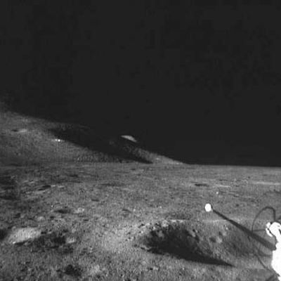 AS 15-85-11376 - The Hadley-Apennine, in the distance (13)
...di frames sviluppati malissimo o addirittura "alterati" (ma questa è una supposizione - ci rendiamo conto - abbastanza azzardata) facendosi uso di cancellature piuttosto dozzinali. 
Basta osservare il "nero" del Cielo Lunare di questo frame come del precedente per capire cosa intendiamo. 
In ogni caso abbiamo richiesto le versioni originali ed uncompressed di alcuni di questi scatti e, quando le avremo a disposizione, potremo essere più precisi.
Parole chiave: Moon Panorama