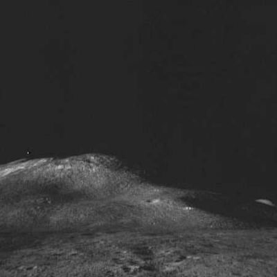 AS 15-85-11377 - The Hadley-Apennine, in the distance (14)
Una stella luminosissima bassa, a Sn sull'orizzonte della collina ripresa in questa immagine. 
Anche in questo caso si tratta di uno dei "soliti" Star-Like Object (S.L.O.) la cui natura ci è del tutto sconosciuta. 
Di questa immagine possediamo la versione uncompressed e dobbiamo dire che la vera "anomalia" è, però, un'altra (non visibile nel fotogramma a bassa risoluzione qui proposto).
Parole chiave: Controversial