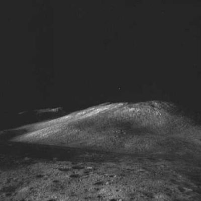 AS 15-85-11378 - The Hadley-Apennine, in the distance (15)
Lo star-like object sembra "fluttuare" sulla collina ripresa da LM. Queste montagne Lunari, se osservate attentamente le immagini, producono zone d'ombra in cui il nero dello spazio sembra scendere sino alla superficie. In effetti, come gli stessi astronauti ci hanno detto, le zone d'ombra, sulla Luna, sono pericolosissime: sulla Terra, se si guarda verso un punto in ombra, si riesce sempre a vedere qualcosa (se non altro per effetto di riflessioni). Sulla Luna, no. I contrasti diventano affilatissimi:...
Parole chiave: Controversial