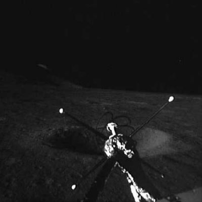 AS 15-85-11380 - The Hadley-Apennine, in the distance (17)
...fossero i reali pensieri degli astronauti mentre guardavano verso il buio, chi può mai saperlo? In questo frame, una bella inquadratura di un'antenna per le comunicazioni mentre viene puntata in direzione delle pendici delle colline mentre, a breve distanza dal LM, vediamo un cratere di notevoli dimensioni.
Parole chiave: Moon Panorama