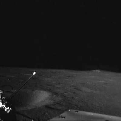 AS 15-85-11381 - The Hadley-Apennine, in the distance (18)
Ancora una (difficilmente spiegabile) "sfuocatura" dell'orizzonte, come se ci fosse qualcosa che lo offusca, mentre sappiamo che non può esserci nulla. Inoltre questa immagine e la successiva, ancora una volta, mostrano strani segni di "cancellature" nel Cielo Lunare. Da guardare e da rifletterci sopra!
Parole chiave: Moon Panorama