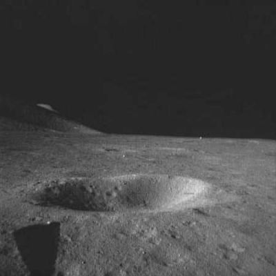 AS 15-85-11391 - The Hadley-Apennine, in the distance (20)
L'immagine del cratere che si traova a pochi metri dal LM è molto bella, come è "particolare" il dettaglio di uno dei propulsori direzionali di cui il LM era dotato e che servivano, come ovvio, per le micro-correzioni di rotta durante le fasi di discesa - o anche di aggancio alla Navicella madre, una volta di ritorno dalla Luna - magari proprio per evitare di allunare sul ciglio di un cratere o, comunque, in una zona "a rischio" per la stabilità e, dunque, per la sicurezza - del LM stesso.
Parole chiave: Moon Panorama