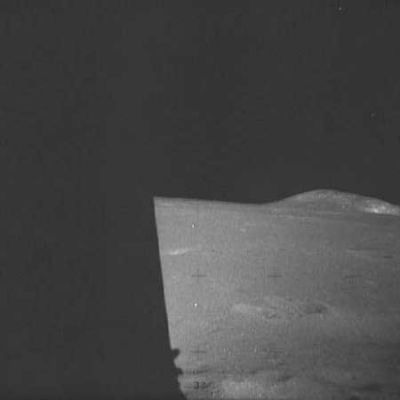 AS 15-85-11394 - The Hadley-Apennine, in the distance (22)
In questo frame si possono "intuire", sulla Dx dell'Osservatore, due possibili star-like objects. In realtà tutta la fotografia è in cattive condizioni e quindi non è da escludere che i due "punti luminosi" che vediamo siano semplici difetti. Vi proponiamo questa immagine, come altre pesantemente danneggiate (presumiamo) dal tempo, per farVi notare come può essere, alle volte, semplice (e, nel contempo, erroneo e fuorviante), per noi come per chiunque altro, vedere oggetti (artifacts) che non esistono...
Parole chiave: Moon Panorama