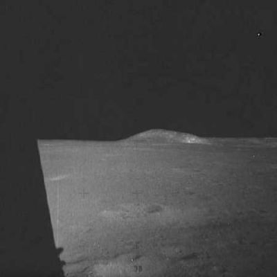 AS 15-85-11395 - The Hadley-Apennine, in the distance (23) and a star-like object
...e luci nel cielo che altro non sono se non semplici sgranature o altre imperfezioni (causate dal tempo e/o dall'attività di processo e/o conservazione) del film. Queste immagini devono servire, in particolare per coloro che si stanno solo avvicinando al campo della ricerca basata su documenti fotografici, per apprendere quanto si debba essere prudenti prima di poter anche solo pensare di essere in presenza di un'immagine che contiene un elemento "anomalo" degno di tale nome. 
Parole chiave: Moon Panorama