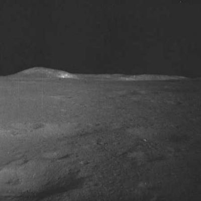 AS 15-85-11396 - The Hadley-Apennine, in the distance (24)
Ancora una brutta fotografia, piena di difetti e di "abrasioni" che ne compromettono in maniera irreparabile l'uso a fini di studio e di ricerca. Una brutta foto, certo: ma non una foto inutile!
Parole chiave: Postcards from the Moon