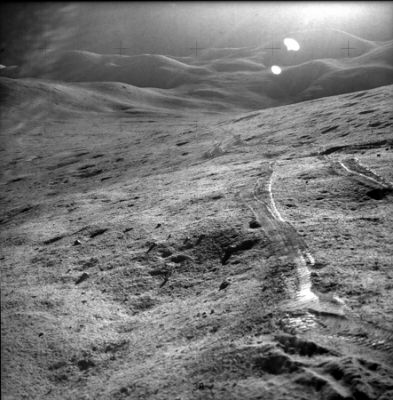 AS 15-85-11430 - Moon Panorama (up-Sun)
Da un punto leggermente sopraelevato, ecco una meravigliosa panoramica dell'area denominata Hadley-Apennine: tante montagne (o colline, se preferite), una serie di potenziali sentieri da percorrere - a piedi od in macchina - e un terreno sempre e comunque insidioso, anche se in questa immagine non si vedono crateri particolarmente grandi e/o profondi. Ma forse, come dissero gli stessi astronauti, erano proprio i "piccoli crateri" (i "little holes in the ground", cioè i "buchetti per terra") le minacce...
Parole chiave: Postcards from the Moon