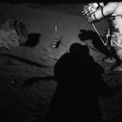 AS 15-85-11439 - A boulder and the "Gnomon" (1)
...maggiori per la loro stabilità e per quella del LR.
In questo frame: un astronauta che sta guardando un grosso macigno accanto al quale è stato posizionato uno strumento, chiamato "Gnomon". Si trattava di un semplice treppiede sul quale era stata applicata una scala cromatica - a volte comprendente tutti i colori dell'iride ed altre volte solo una scala dei grigi - e che serviva a stabilire, con una certa precisione, il colore effettivo del terreno e delle rocce Lunari, mediante confronto immediato e...
Parole chiave: Performing tests