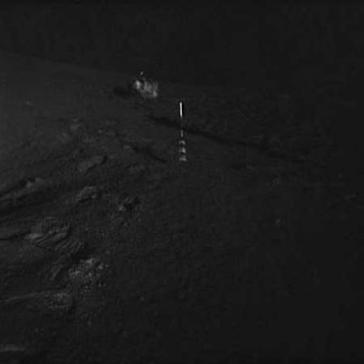 AS 15-85-11443 - A boulder and the "Gnomon" (2)
...diretto fra l'oggetto Lunare osservato ed il colore riportato sulla scala dello Gnomon al quale detto oggetto piÃ¹ si avvicinava.
In questa (davvero brutta e sottoesposta) immagine si puÃ² vedere lo Gnomon posizionato davanti al macigno che, evidentemente, doveva avere qualcosa di interessante dato che gli astronauti si sono trattenuti intorno ad esso per parecchio tempo. Purtroppo, da queste immagini, non si riesce a capire subito che cosa ci sia di davvero interessante in quel masso. E allora che fare?
Parole chiave: Performing tests
