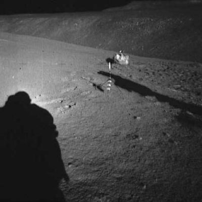 AS 15-85-11444 - A boulder and the "Gnomon" (3)
Abbiamo dovuto pensare un bel pò e, alla fine - forse -,siamo riusciti, se non a scoprire, quanto meno ad intuire (con un certo margine di dubbio ma anche con un qualche margine di certezza) il motivo di tanti scatti. La risposta, secondo noi, è nel tipo di paesaggio che osserviamo e, per essere precisi, è in quello che NON si vede. Ci spieghiamo meglio. La roccia che gli astronauti stanno fotografando è COMPLETAMENTE SOLA: è una (passateci l'espressione) "unicità" DEL...
Parole chiave: Performing tests