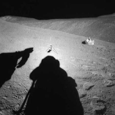 AS 15-85-11445 - A boulder and the "Gnomon" (4)
...paesaggio e NEL paesaggio. 
Un profano direbbe che quel masso, nel punto in cui si trova, "...non c'entra nulla con il resto della zona a cui accede...". 

Ed ecco risolto (forse) il mistero: noi sappiamo infatti che, quando si verifica un fenomeno del genere (sulla Luna come su Marte, come alcune immagini recentemente ricevute dalle Sonde Spirit ed Opportunity dimostrano), vuol dire che la roccia "estranea" (che gli Americani chiamano "boulder") è, con ogni probabilità, un "ejecta (boulder)" (alla latina, e cioè...
Parole chiave: Performing tests