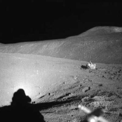 AS 15-85-11447 - A boulder and the "Gnomon" (5)
...una "cosa" scagliata/eiettata da un posto ad un altro ed il luogo di arrivo è - di regola - abbastanza lontano dal luogo di partenza). 

Si dovrebbe dunque trattare di un frammento (abbastanza grande) di roccia il quale, a seguito di un impatto meteorico, venne scagliato/eiettato dal luogo dell'esplosione al luogo in cui si trova adesso. 
Forse è un frammento della meteora o, più verosimilmente, è un frammento del suolo Lunare dove occorse l'impatto. 
Parole chiave: Performing tests