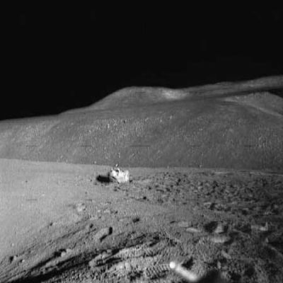 AS 15-85-11448 - A boulder and the "Gnomon" (6)
In ogni caso, è un frammento di roccia che NON appartiene - originariamente - al luogo in cui ora si trova. 
Ecco quindi spiegata - forse - l'anomalia, in senso tecnico, che gli astronauti stanno documentando e che, se guadate bene questo frame, si evidenzia con una certa chiarezza: un panorama collinare ed un suolo (a quanto vediamo) prevalentemente sabbioso, con qualche sasso. 

Ed in mezzo a tutto ciò un macigno (simile ad una sorta di "capitello") che, effettivamente, si fa notare e ci lascia tutti un pò perplessi.
Parole chiave: Performing tests