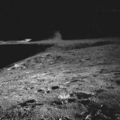 AS 15-85-11453 - A vision of Mount Hadley and the surrounding darkness
La zona di Mount Hadley, tra luci ed ombre. Questa immagine e quelle che seguono sono decisamente suggestive proprio perchè, ancora una volta, ci fanno intuire i contrasti insiti nel panorama Lunare. A dire il vero queste fotografie in b/n, anche se sono molto belle e abbastanza nitide (almeno per la maggior parte) rendono il paesaggio - come dire?!? - un pò "cupo e tenebroso". Spettrale, forse, è la parola giusta. 
Parole chiave: Postcards from the Moon