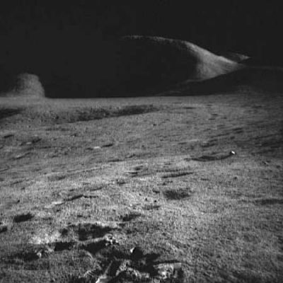 AS 15-85-11454 - Mount Hadley
In questa immagine vedete il Monte Hadley parzialmente immerso nell'oscurità. L'idea che ne ricaverete, probabilmente - e qualunque essa sia - verrà pesantemente modificata quando vedrete lo stesso Monte in piena luce (frame AS 15-85-11488) e poi non solo in piena luce, ma anche a colori (frame AS 15-87-11849).  E' importante, a nostro avviso, avere sempre più vedute, in diverse condizioni di luce e da diversi angoli di ripresa, dei soggetti sottoposti ad analisi. 
Solo così, infatti, è possibile "farsi...
Parole chiave: Postcards from the Moon