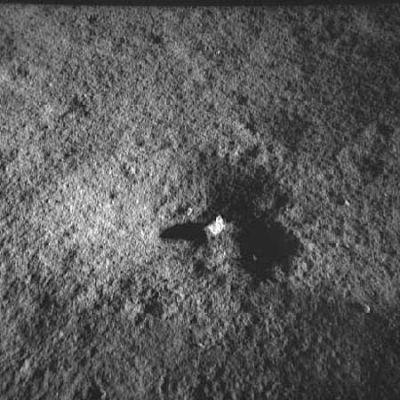 AS 15-85-11466 - What is this??? (1)
...un'idea" - almeno - dei luoghi in cui gli astronauti hanno passeggiato, lavorato e, dunque, vissuto per quasi 3 giorni.
In questo frame e nel seguente, un particolare del suolo situato in prossimità del Monte Hadley. Non sappiamo - ovviamente - di che cosa possa trattarsi ma è nostra impressione che l'oggetto fotografato da distanza ravvicinata (più o meno da 40/50 cm) sia la parte superiore di una struttura più grande che è rimasta sepolta.

Parole chiave: Controversial