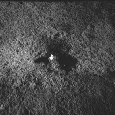 AS 15-85-11467 - What is this??? (2)
Ad un'analisi approfondita di alcune delle caratteristiche dell'oggetto in questione, l'impressione (ed è solo un impressione, sia chiaro) che si ricava è che possa trattarsi di un oggetto metallico o, comunque, fatto da qualcosa di diverso della roccia Lunare. Qualcuno ha anche visto una parvenza di "lavorazioni" (!) presenti sull'oggetto ma a questo punto, come è naturale, entriamo nel campo della pura speculazione e quindi ci fermiamo e lasciamo a Voi il compito di guardare, studiare e farVi un'idea.
Parole chiave: Controversial