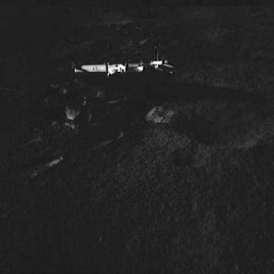 AS 15-85-11469 - What is that???
Abbiamo chiesto alla NASA che razza di strumento fosse quello ripreso in questa immagine, ma non abbiamo avuto risposta. Delle due, l'una: o si tratta, con ogni probabilità, di una domanda troppo stupida e quindi non vale la pena di perdere tempo a rispondere; oppure si tratta di una domanda "indiscreta", alla quale non è il caso (o magari è vietato) rispondere. Chissà...
Ma secondo Voi il "tubo" che si vede, cos'è?
Parole chiave: Unusual tool - controversial