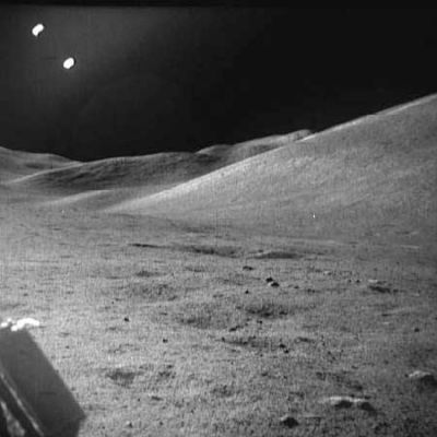 AS 15-85-11473 - At the base of the hills
La stessa zona, in prossimità del Monte Hadley, che abbiamo visto in precedenza immersa - quasi completamente - nell'oscurità è, adesso, in piena luce. 
Inutile dire che sembra un posto completamente diverso ed anche la sensazione che si ricollega all'osservazione di questi luoghi cambia radicalmente. 
Parole chiave: Postcards from the Moon