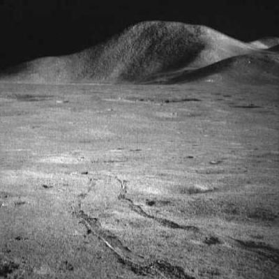 AS 15-85-11488 - Mount Hadley
In altre immagini di cui siamo in possesso (e che, probabilmente, includeremo al file Apollo 15) e che raffigurano questo Monte, è possibile vedere qualcosa di strano sulla superficie. In particolare, ci riferiamo ad una sorta di macigno di colore grigio/azzurro, avulso dal resto del contesto (come il boulder visto in precedenza) ed avente, in apparenza almeno, una natura cristallina. Forse ci sbagliamo, ma quel boulder (che qui non si vede), secondo noi, è stato prelevato dagli astronauti e portato via.
Parole chiave: Postcards from the Moon